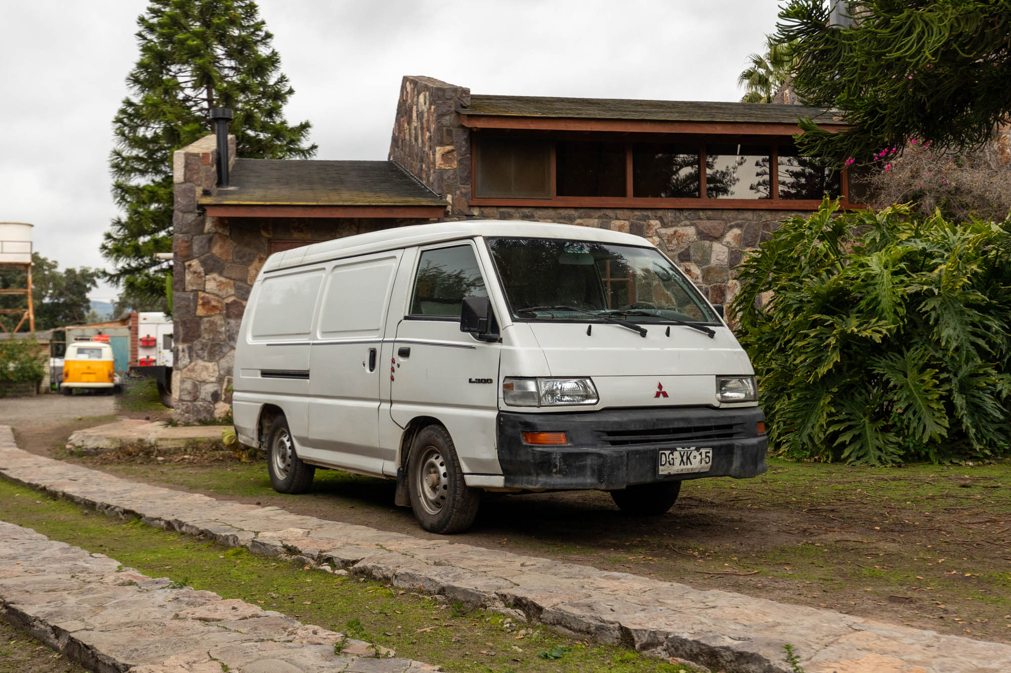 2011 MITSUBISHI L300